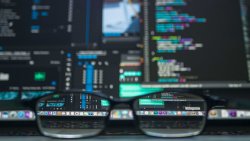 使用requests库获取网页数据时，Python如何解决动态加载内容缺失的问题？
