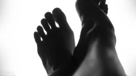 CSS怎么隐藏滚动条还能正常滚动内容