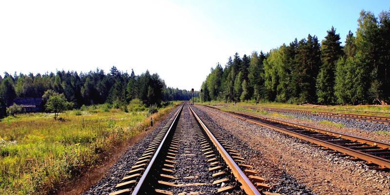 Golang 文件写入如何防止阻塞?并发写入与缓冲区优化实践
