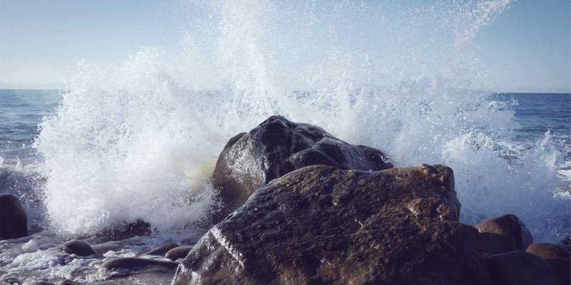 XSD中的any元素是什么,它如何允许在文档中包含未定义的元素?