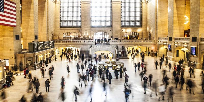 如何在 Java 中通过数组实现简单的动态规划路径记录并找出矩阵中的最短路径
