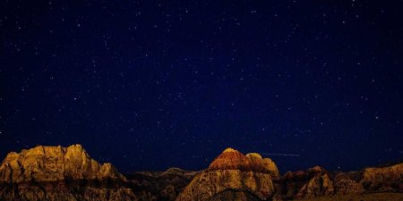 如何用Flexbox布局实现底部页脚与顶部粘性导航条的完美结合
