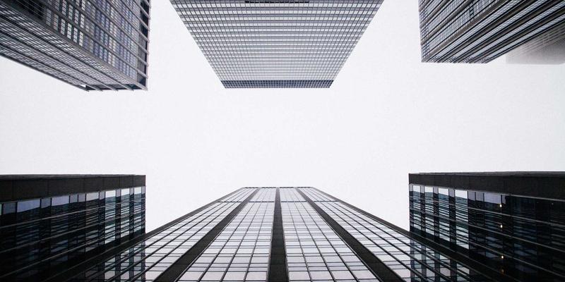 C++ 中的不同内存分配器如何影响内存泄漏？