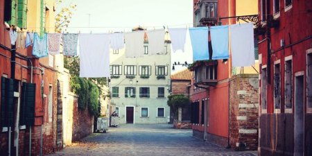 JavaScript内存管理如何实现？垃圾回收机制与内存泄漏防范方法有哪些