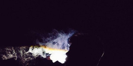 如何合并多个XML文件为一个，需要注意命名空间和根元素问题吗？