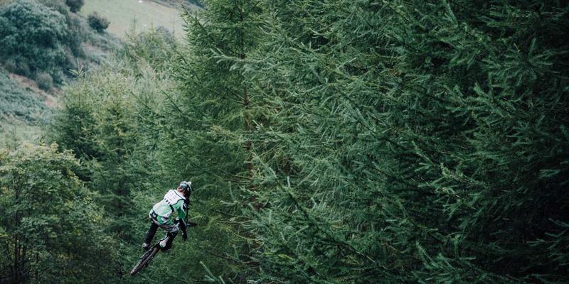 如何使用vcpkg的清单模式管理C++项目依赖?
