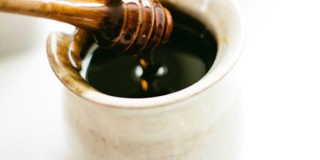 如何用C++实现DLL动态库加载的RAII包装类来自动管理资源？
