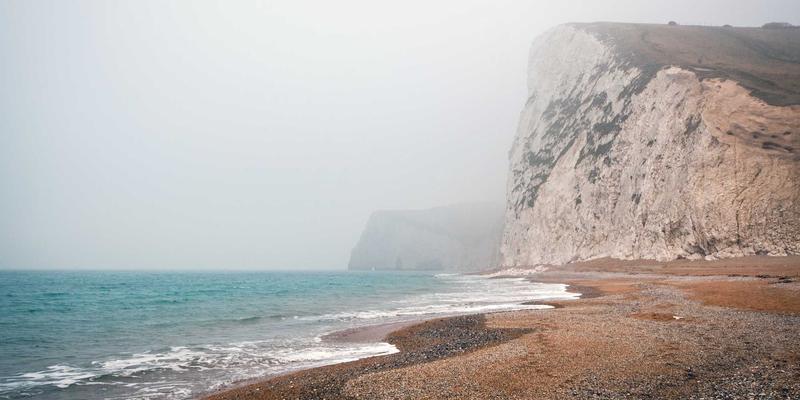 SQL中如何实现排名后的关联查询?结合ROW_NUMBER与JOIN进行筛选的方法详解