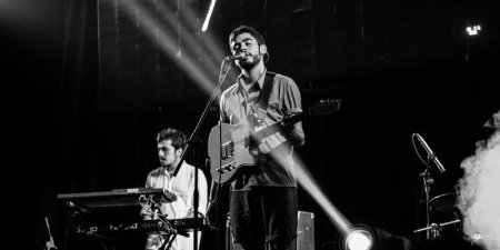 如何解决Vue 2表单提交后数组数据不立即更新的响应式问题