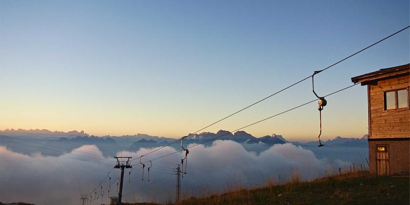 如何在Apache Kubernetes环境中正确配置Ingress控制器实现外部流量路由?