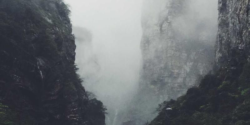 如何利用不确定性估计与多专家会诊模拟降低医疗误诊风险?